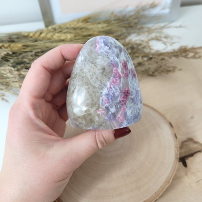 Unicorn Stone Pinker Turmalin in Lepidolith und Feldspat Freiform 6,9 x 6,1cm, 237g