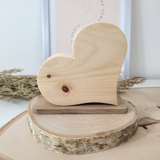 Zirbenholz Herz mit Nussholzsockel zum Aufstellen 11,5 x 12cm