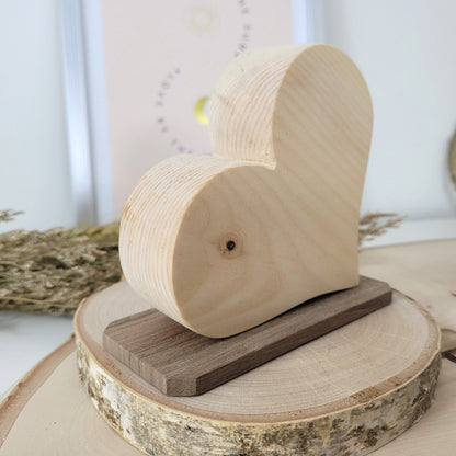 Zirbenholz Herz mit Nussholzsockel zum Aufstellen 11,5 x 12cm