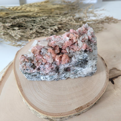 Rhodochrosit Blütenkristalle aus Quarz, Bergkristall, Pyrit, Zinkblende und Calcit 10,6 x 6,9cm, 547g, aus Rumänien Cavnic Sammlermineralien