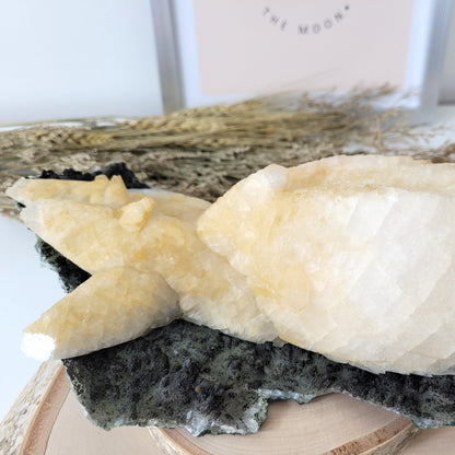 Rarität großer Mangano Calcit UV reaktiv auf Quarz mit Druzy Hämatit  22 x 11cm, 1,4kg, aus Bulgarien Madan Sammlermineralien