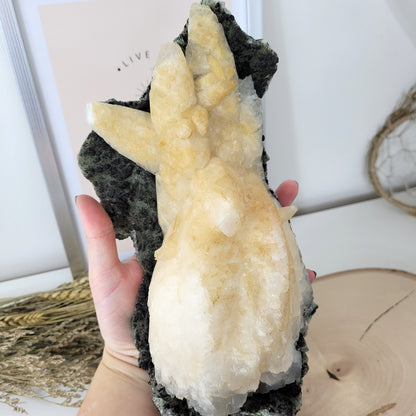 Rarität großer Mangano Calcit UV reaktiv auf Quarz mit Druzy Hämatit  22 x 11cm, 1,4kg, aus Bulgarien Madan Sammlermineralien