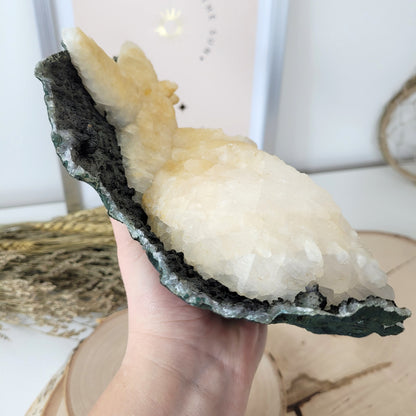 Rarität großer Mangano Calcit UV reaktiv auf Quarz mit Druzy Hämatit  22 x 11cm, 1,4kg, aus Bulgarien Madan Sammlermineralien