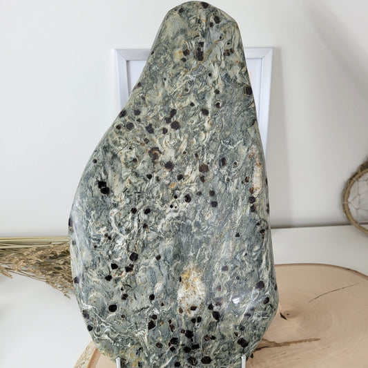 XL Granatschiefer Platte 39 x 20cm, 3612g, inklusive Metallständer zum Aufstellen