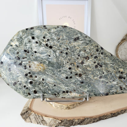 XL Granatschiefer Platte 39 x 20cm, 3612g, inklusive Metallständer zum Aufstellen