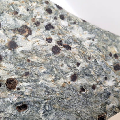 XL Granatschiefer Platte 39 x 20cm, 3612g, inklusive Metallständer zum Aufstellen