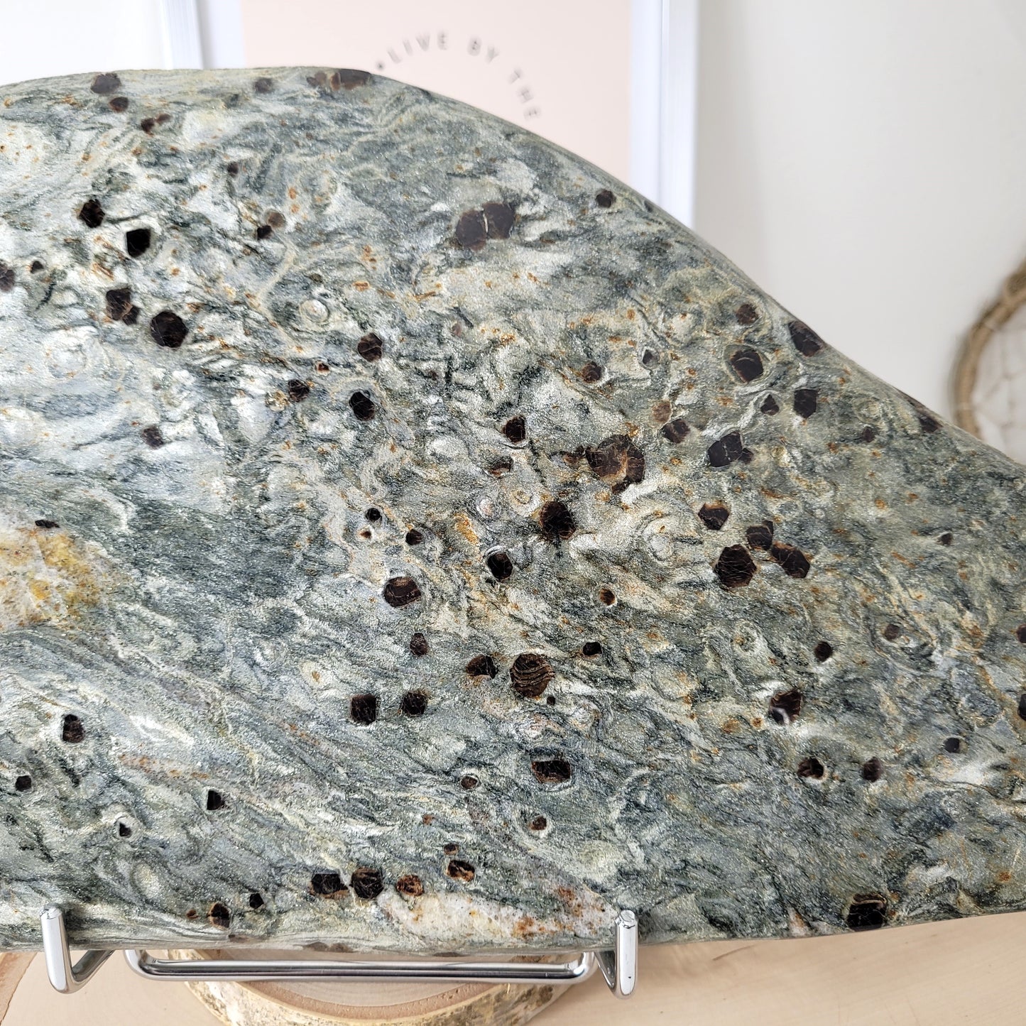 XL Granatschiefer Platte 39 x 20cm, 3612g, inklusive Metallständer zum Aufstellen