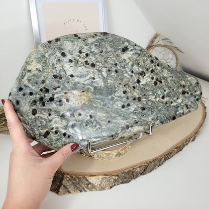 XL Granatschiefer Platte 39 x 20cm, 3612g, inklusive Metallständer zum Aufstellen
