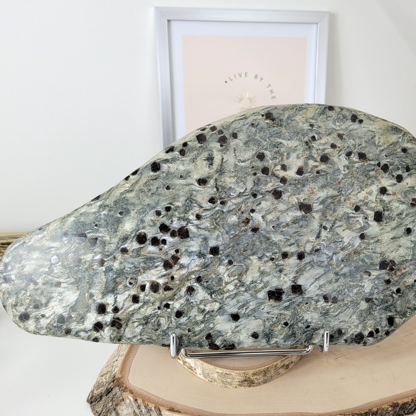 XL Granatschiefer Platte 39 x 20cm, 3612g, inklusive Metallständer zum Aufstellen