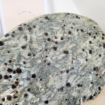 XL Granatschiefer Platte 39 x 20cm, 3612g, inklusive Metallständer zum Aufstellen