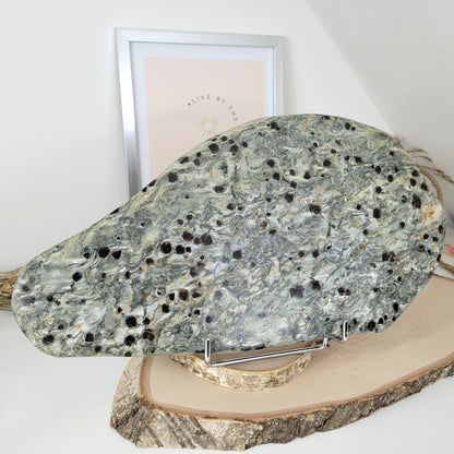 XL Granatschiefer Platte 39 x 20cm, 3612g, inklusive Metallständer zum Aufstellen