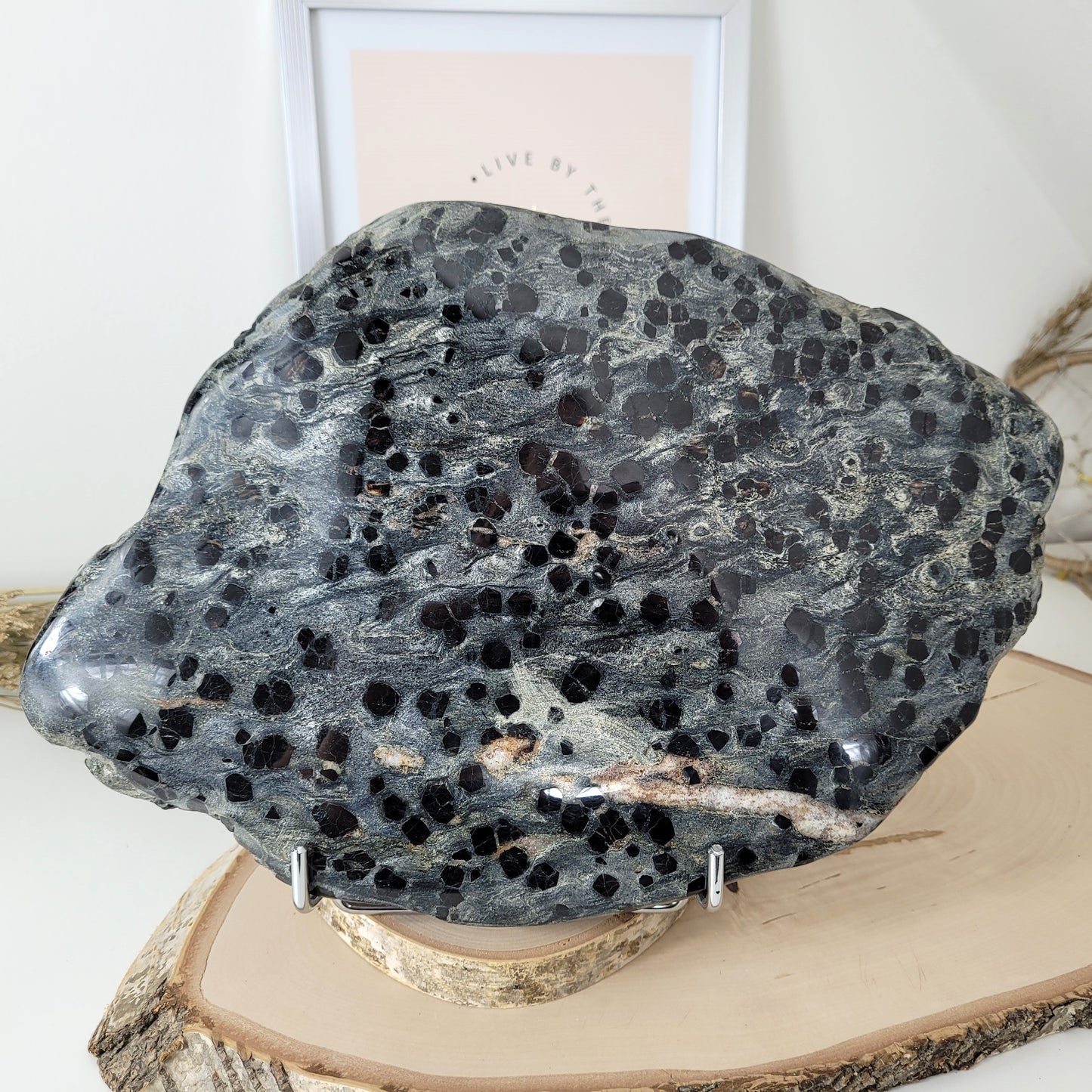 XL Granatschiefer Platte 33 x 22cm, 4074g, inklusive Metallständer zum Aufstellen