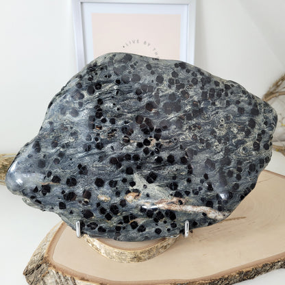 XL Granatschiefer Platte 33 x 22cm, 4074g, inklusive Metallständer zum Aufstellen