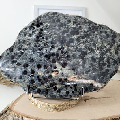 XL Granatschiefer Platte 33 x 22cm, 4074g, inklusive Metallständer zum Aufstellen