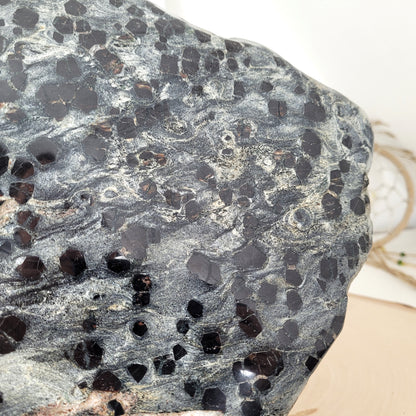 XL Granatschiefer Platte 33 x 22cm, 4074g, inklusive Metallständer zum Aufstellen