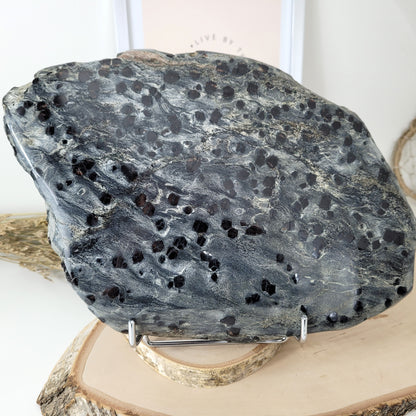 XL Granatschiefer Platte 33 x 22cm, 4074g, inklusive Metallständer zum Aufstellen