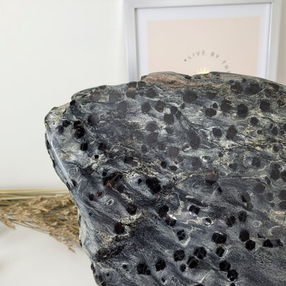 XL Granatschiefer Platte 33 x 22cm, 4074g, inklusive Metallständer zum Aufstellen