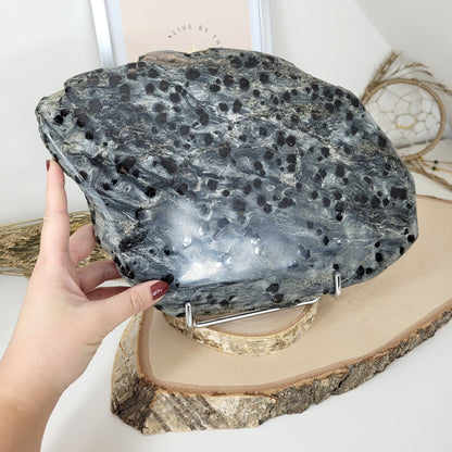 XL Granatschiefer Platte 33 x 22cm, 4074g, inklusive Metallständer zum Aufstellen