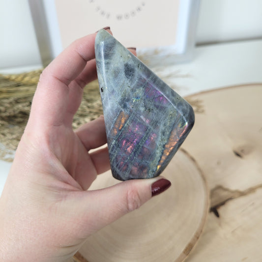 Labradorit Freiform lila/gold 8,2 x 4,4 cm, 280g