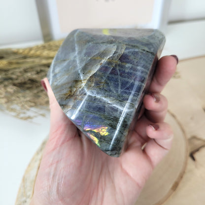 Labradorit Freiform lila/gold 7,9 x 7,7 cm, 424g