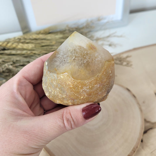 Achat Spitze halb roh / halb poliert 6,4 x 6,1cm, 290g