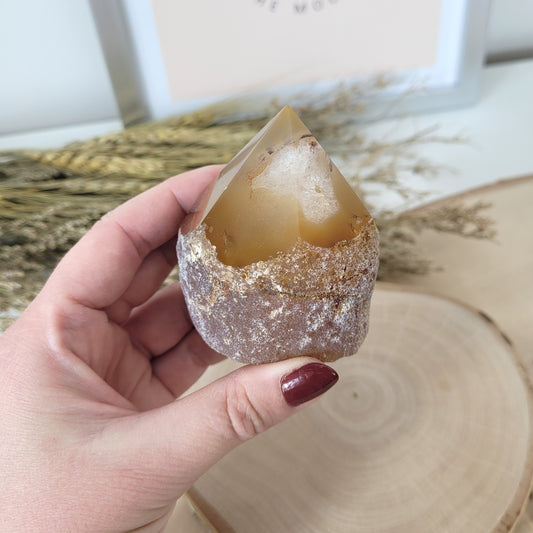 Achat Spitze halb roh / halb poliert 6,5 x 5,7cm, 235g