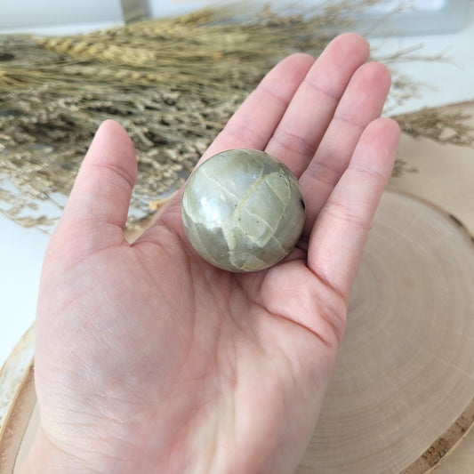 Grüner Mondstein Kugel 3,6cm Durchmesser