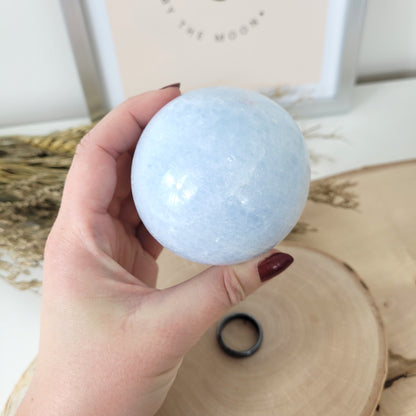 Blauer Calcit Kugel 6,9cm Durchmesser, 482g