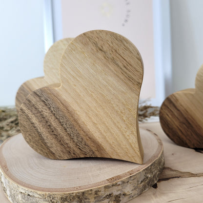 Nussholz Herz zum Aufstellen 11 x 9 cm
