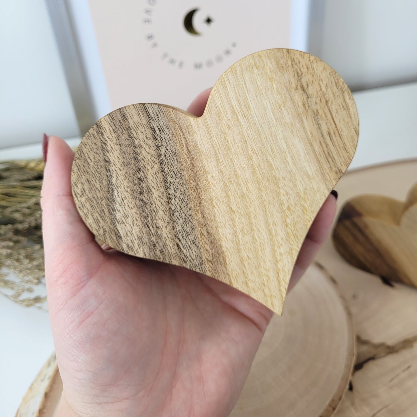 Nussholz Herz zum Aufstellen 11 x 9 cm