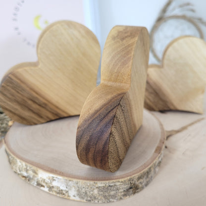 Nussholz Herz zum Aufstellen 11 x 9 cm