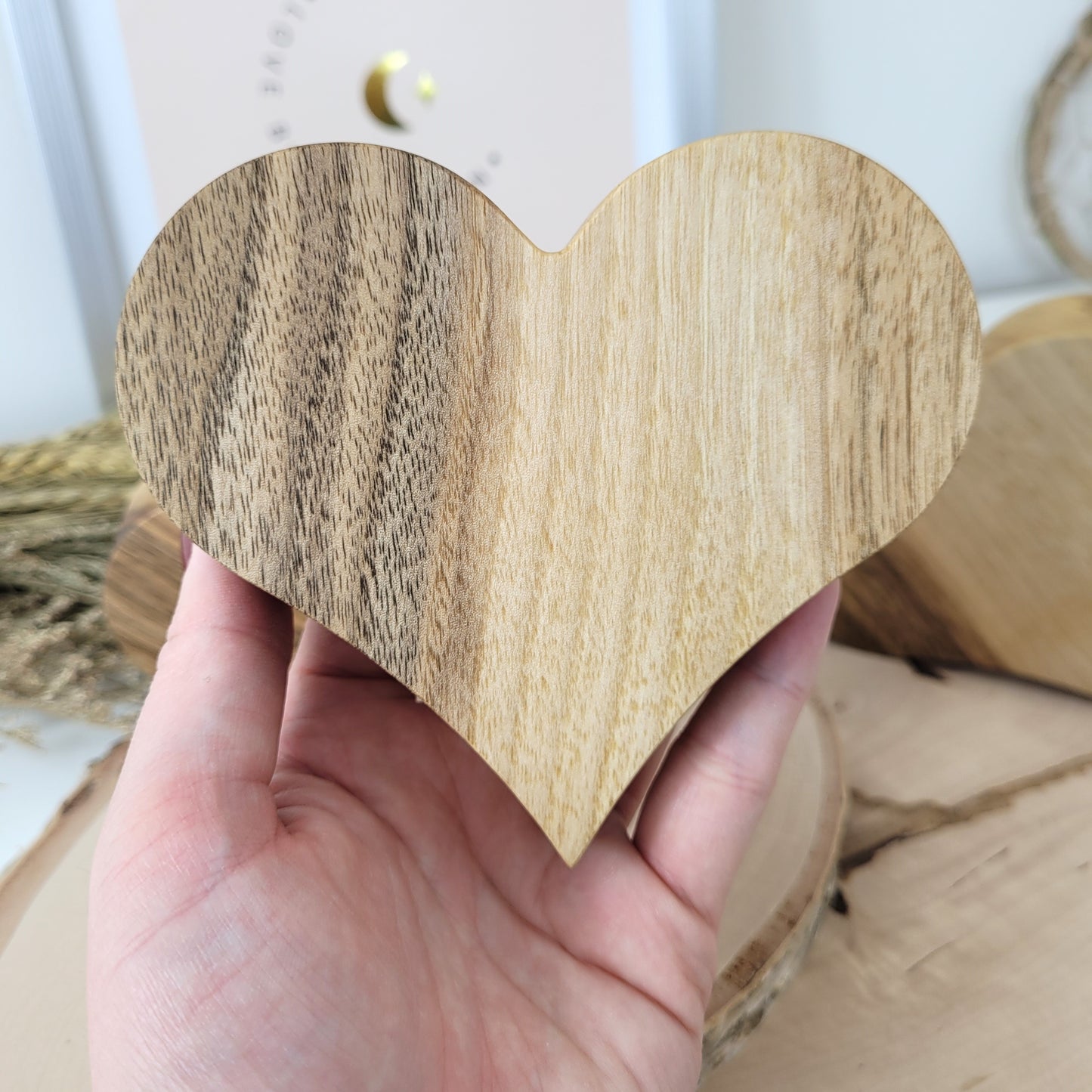 Nussholz Herz zum Aufstellen 11 x 9 cm