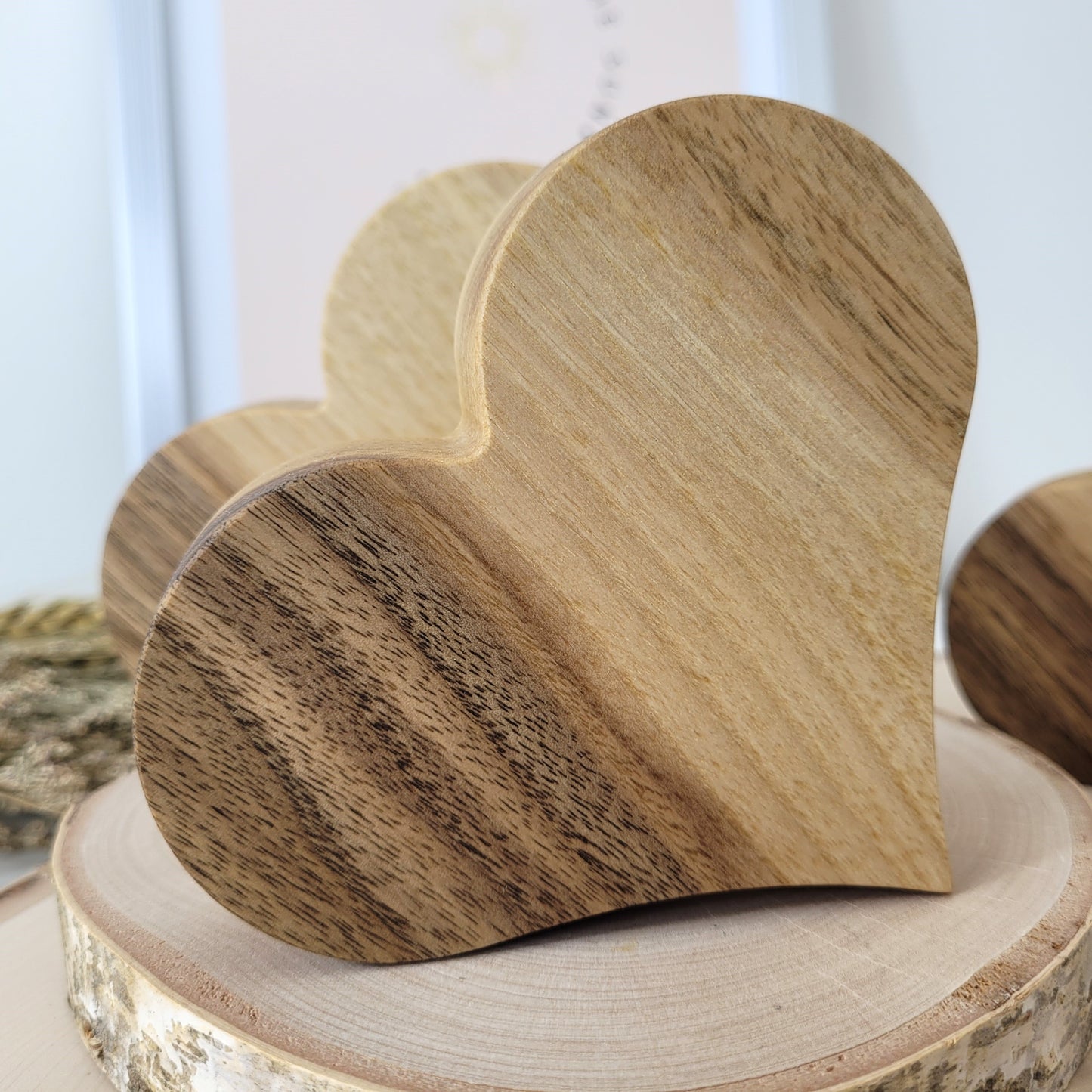 Nussholz Herz zum Aufstellen 11 x 9 cm