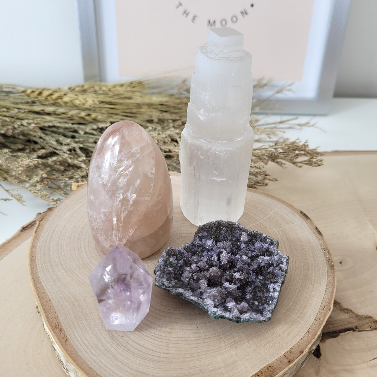 Angebot des Tages 21.02.2026 Set bestehend aus: Red Healer Freiform, Selenit Turm gestuft Rohkristall, Amethyst mit Rauchquarz Phantom Naturspitze, Schwarzer Amethyst Handstück, auch Amethystblume genannt