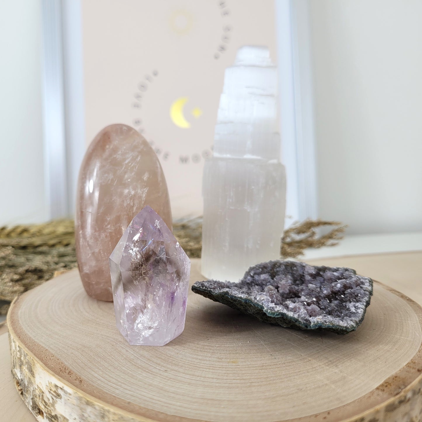 Angebot des Tages 21.02.2026 Set bestehend aus: Red Healer Freiform, Selenit Turm gestuft Rohkristall, Amethyst mit Rauchquarz Phantom Naturspitze, Schwarzer Amethyst Handstück, auch Amethystblume genannt