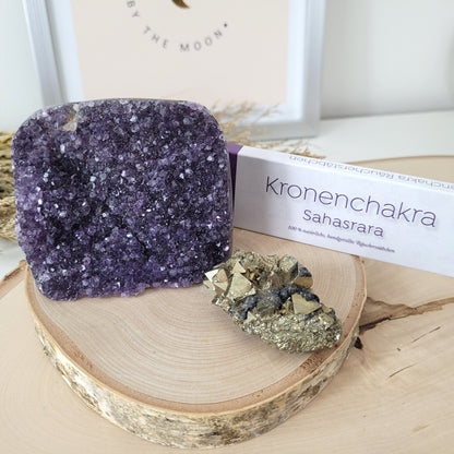 Angebot des Tages 22.02.2026 Set bestehend aus: Amethyst Kristalldruse, Pyrit mit Hämatit Kristallstufe, Räucherstäbchen Kronenchakra