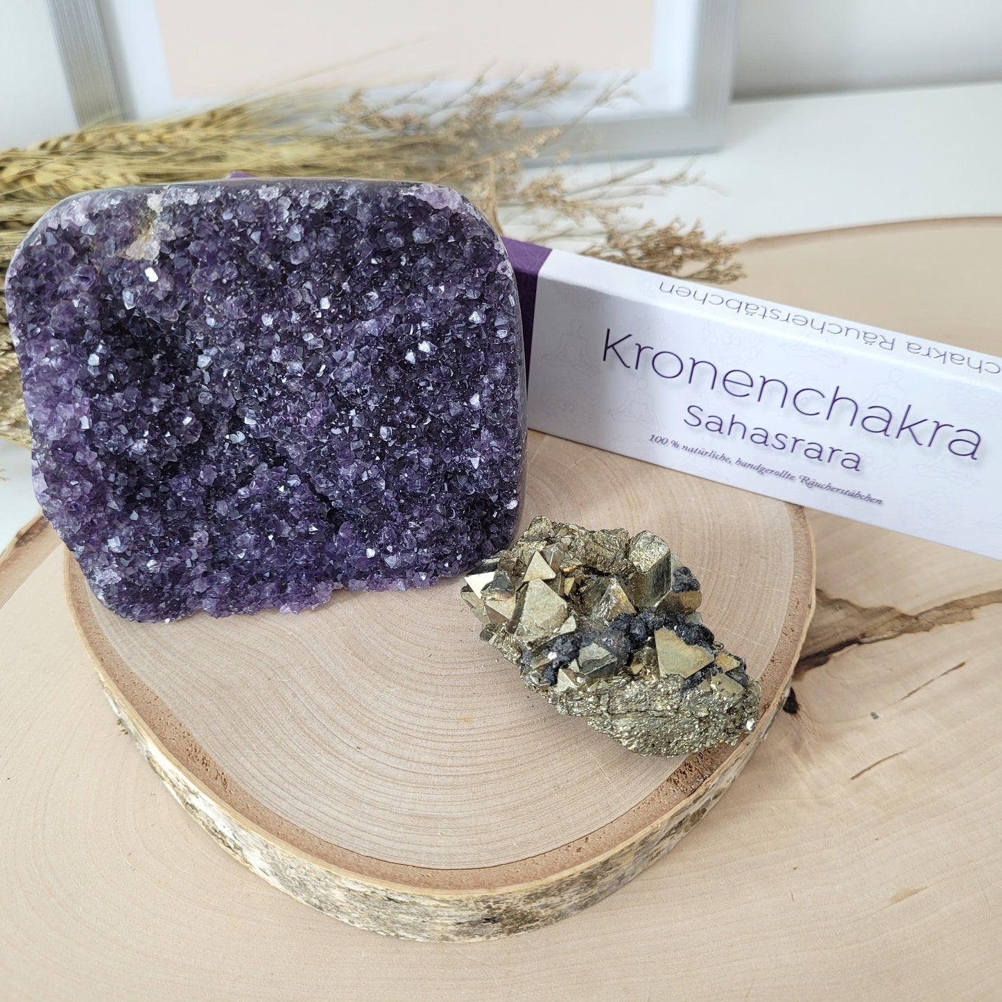 Angebot des Tages 22.02.2026 Set bestehend aus: Amethyst Kristalldruse, Pyrit mit Hämatit Kristallstufe, Räucherstäbchen Kronenchakra