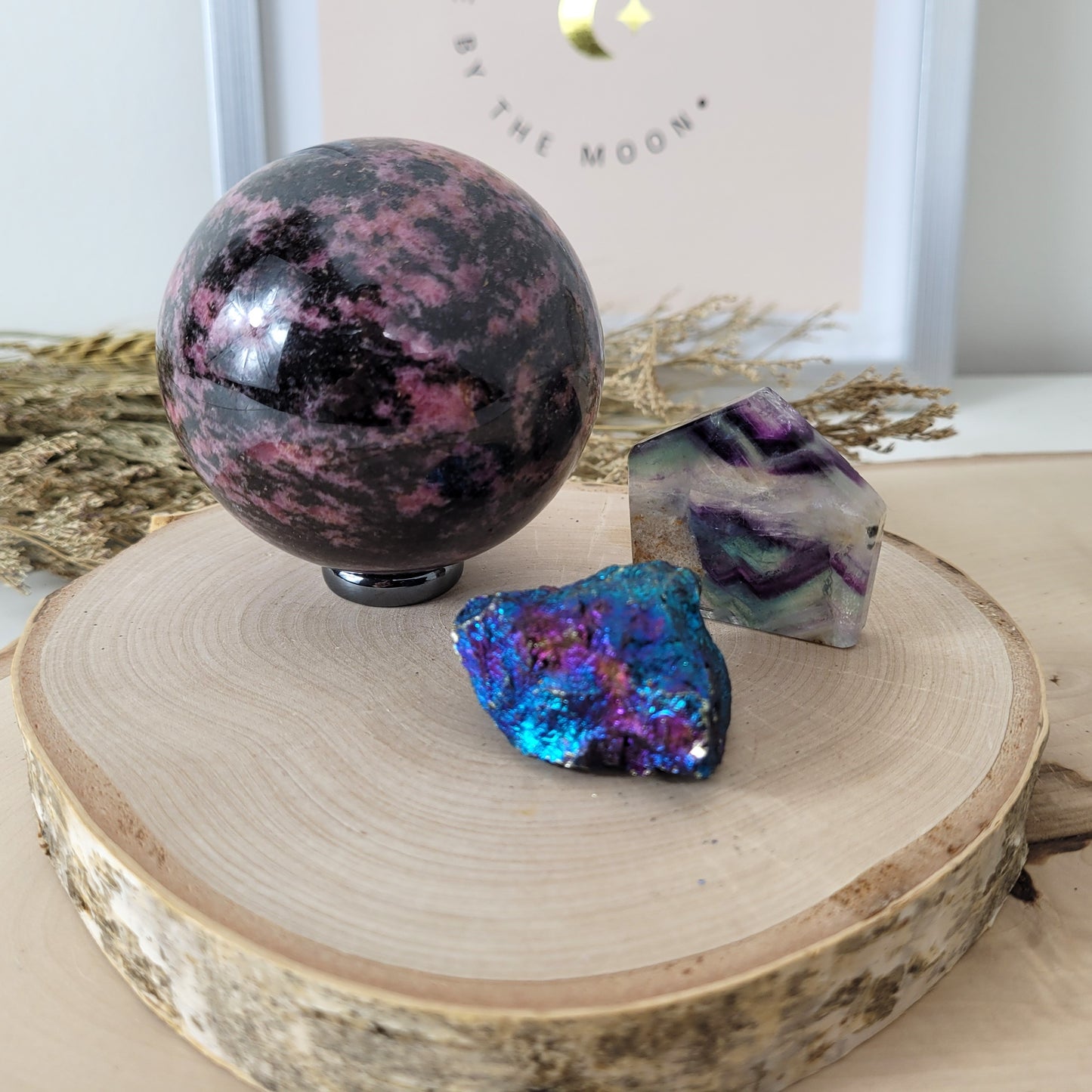 Angebot des Tages 24.02.2026 Set bestehend aus: Rhodonit Kugel inklusive Hämatit Ring zum Aufstellen, Chalkopyrit Rohstein, Fluorit Scheibe Freiform
