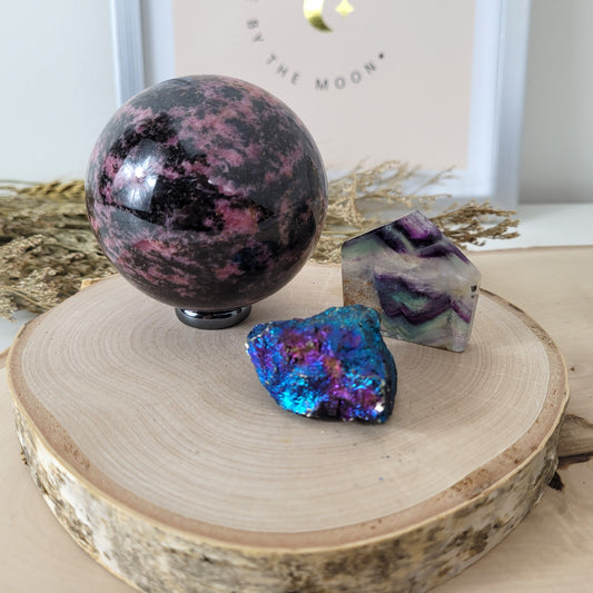 Angebot des Tages 24.02.2026 Set bestehend aus: Rhodonit Kugel inklusive Hämatit Ring zum Aufstellen, Chalkopyrit Rohstein, Fluorit Scheibe Freiform