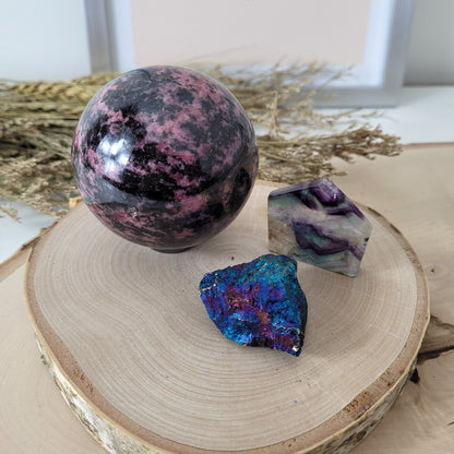 Angebot des Tages 24.02.2026 Set bestehend aus: Rhodonit Kugel inklusive Hämatit Ring zum Aufstellen, Chalkopyrit Rohstein, Fluorit Scheibe Freiform