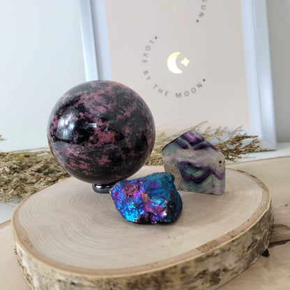 Angebot des Tages 24.02.2026 Set bestehend aus: Rhodonit Kugel inklusive Hämatit Ring zum Aufstellen, Chalkopyrit Rohstein, Fluorit Scheibe Freiform
