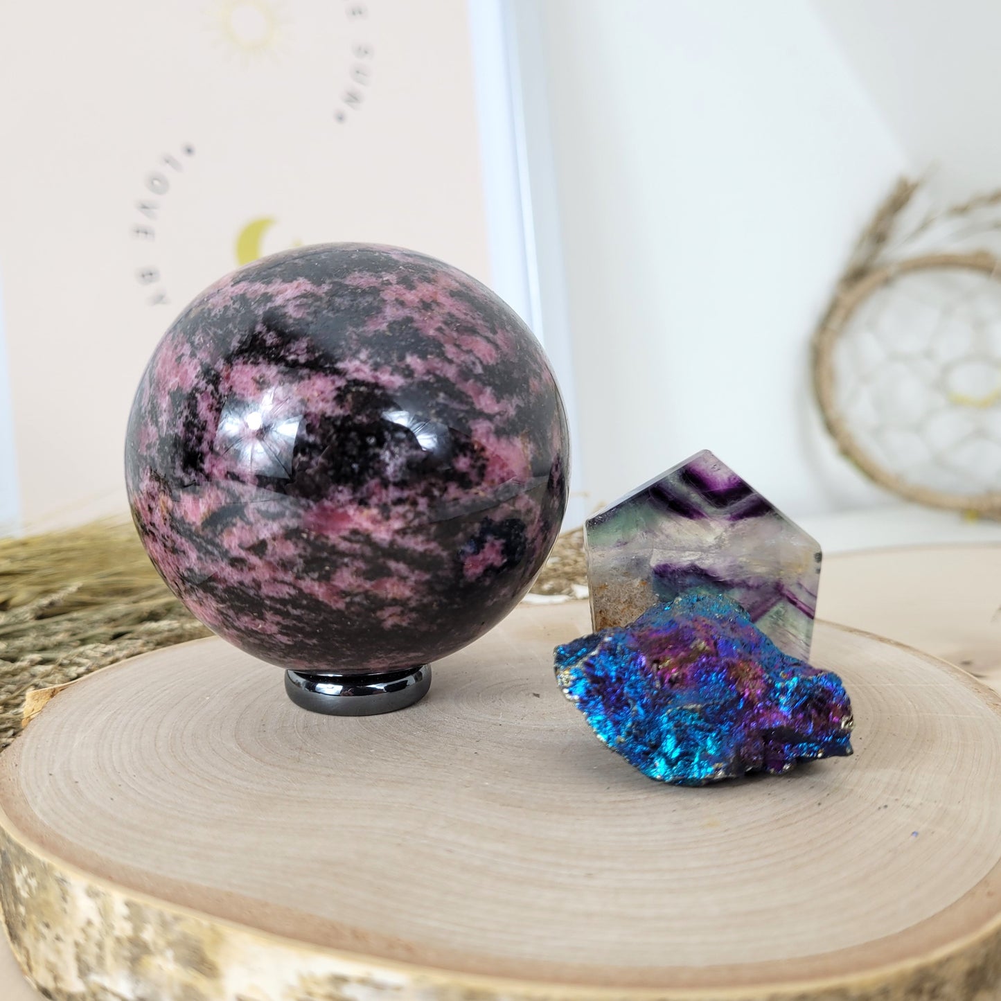 Angebot des Tages 24.02.2026 Set bestehend aus: Rhodonit Kugel inklusive Hämatit Ring zum Aufstellen, Chalkopyrit Rohstein, Fluorit Scheibe Freiform