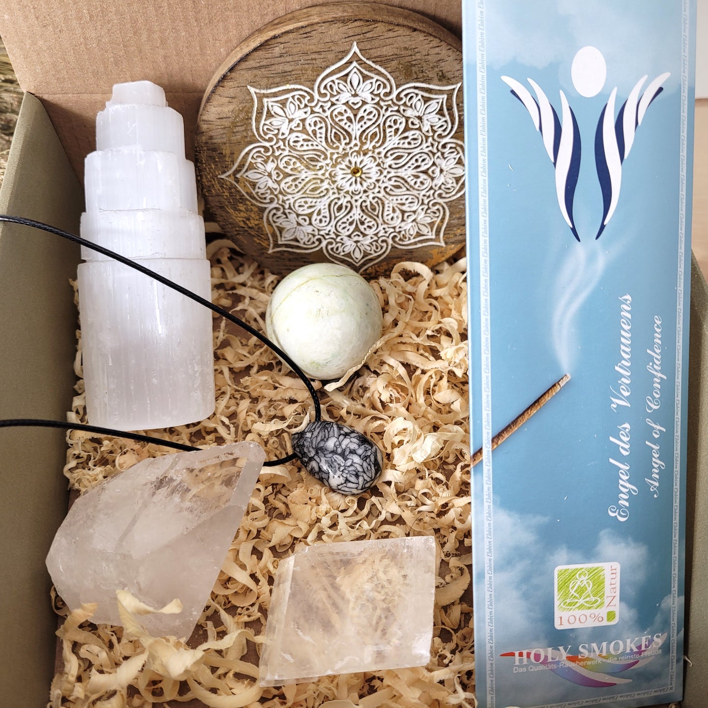 High Energy Box "Klarheit & Vertrauen" Selenit, Bergkristall, Calcit, Pinolith, Grüner Mondstein, Räucherstäbchen, Räucherstäbchen Halter, mit kraftvoller Affirmation, Beschreibung & Anleitung der einzelnen Steinsorten