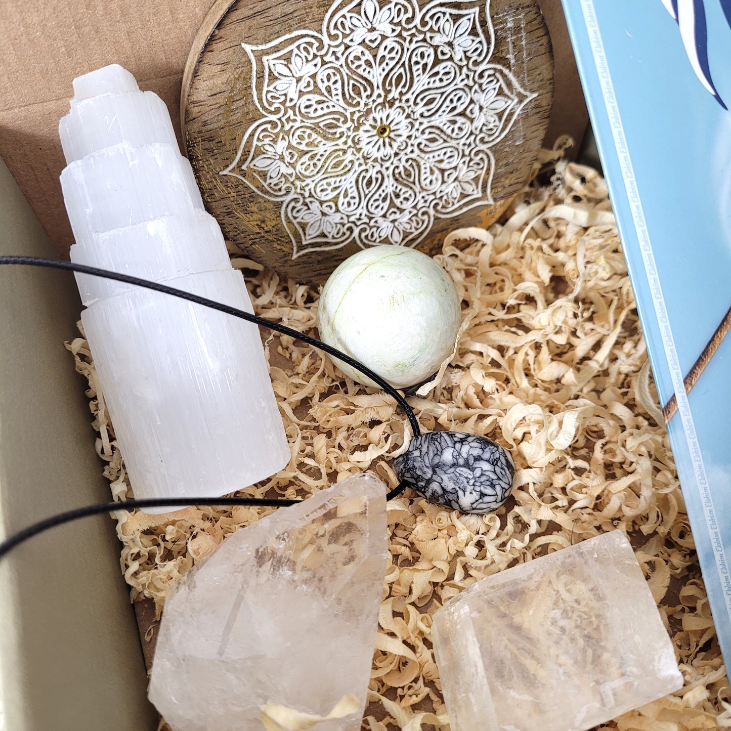 High Energy Box "Klarheit & Vertrauen" Selenit, Bergkristall, Calcit, Pinolith, Grüner Mondstein, Räucherstäbchen, Räucherstäbchen Halter, mit kraftvoller Affirmation, Beschreibung & Anleitung der einzelnen Steinsorten