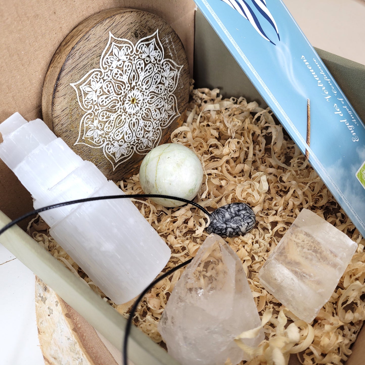 High Energy Box "Klarheit & Vertrauen" Selenit, Bergkristall, Calcit, Pinolith, Grüner Mondstein, Räucherstäbchen, Räucherstäbchen Halter, mit kraftvoller Affirmation, Beschreibung & Anleitung der einzelnen Steinsorten