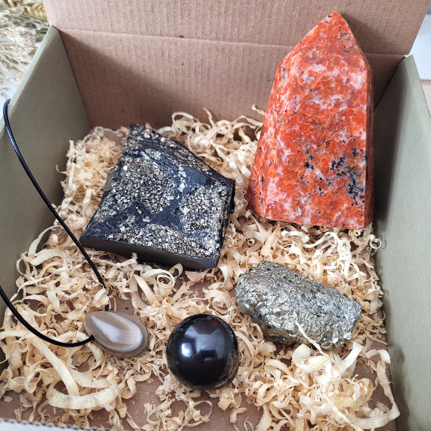 High Energy Box "Schutz & Kraft" Schungit, Feuerstein, Feuercalcit, Pyrit, mit kraftvoller Affirmation, Beschreibung & Anleitung der einzelnen Steinsorten