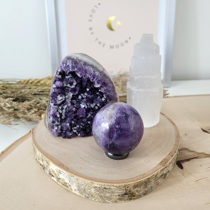 Angebot des Tages 21.03.2026 Set bestehend aus: Amethyst mit Calcit Kristalldruse, Fluorit Kugel inklusive Hämatit Ring zum Aufstellen, Selenit Turm