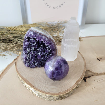 Angebot des Tages 21.03.2026 Set bestehend aus: Amethyst mit Calcit Kristalldruse, Fluorit Kugel inklusive Hämatit Ring zum Aufstellen, Selenit Turm