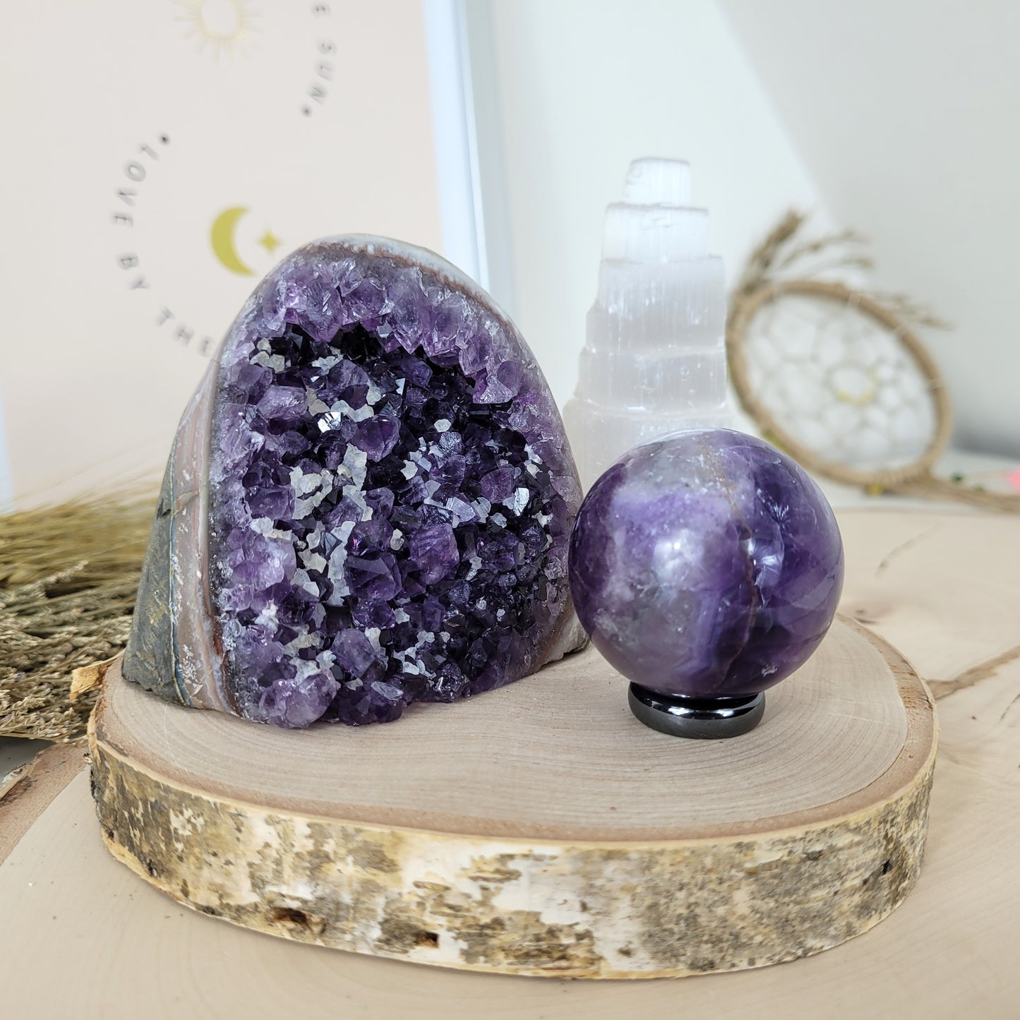 Angebot des Tages 21.03.2026 Set bestehend aus: Amethyst mit Calcit Kristalldruse, Fluorit Kugel inklusive Hämatit Ring zum Aufstellen, Selenit Turm