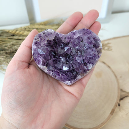 Amethyst Herz 6,1 x 7,8cm, 214g Kristalldruse in Herzform geschliffen